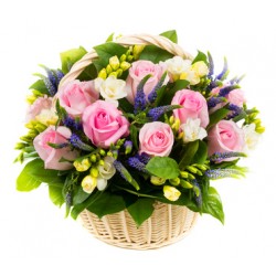 Cesto con rose rosa e fresie bianche profumate