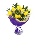 Bouqut de tulipanes amarillos, y las flores de la niebla.