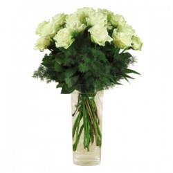 Mazzo di 5 rose  bianche con bacche verdi e foglie di verde
