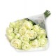Mazzo di 10  rose  bianche con bacche verdi e foglie di verde