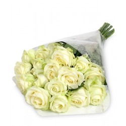 Buchet de 10 trandafiri albi cu verde, fructe de padure si frunze verzi