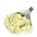 Bouquet de 10 roses blanches avec des baies vertes et de feuilles vertes