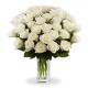 Bouquet de 20 roses blanches avec des baies vertes et de feuilles vertes