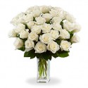 20 roses blanches avec des baies vertes et de feuilles vertes
