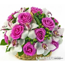 Cesto di rose aqua orchidee bianche..