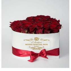 15 Trandafiri rosii intr-o cutie, în entuziasm de neuitat!