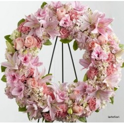 Corona di rose rosa gigli rosa e fiori di arredo