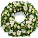 Corona medio grande di rose bianche e fiori bianchi di stagione