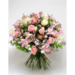 Ramo de flores con color de rosa, fucsia, rojo y lirios blancos --