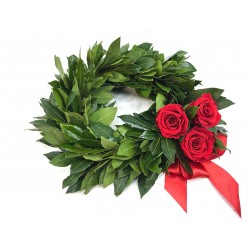 Coroncina di alloro con  bacche e rose rosse.