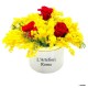 Buchet de flori într-un coș cu o mimoza zambile, ranunculus si lalele albe