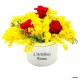 Bouquet in  cesto con mimosa giacinti ranuncoli e tulipani bianchi