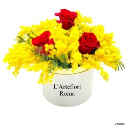 Buchet de flori într-un coș cu o mimoza zambile, ranunculus si lalele albe