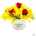 Buchet de flori într-un coș cu o mimoza zambile, ranunculus si lalele albe