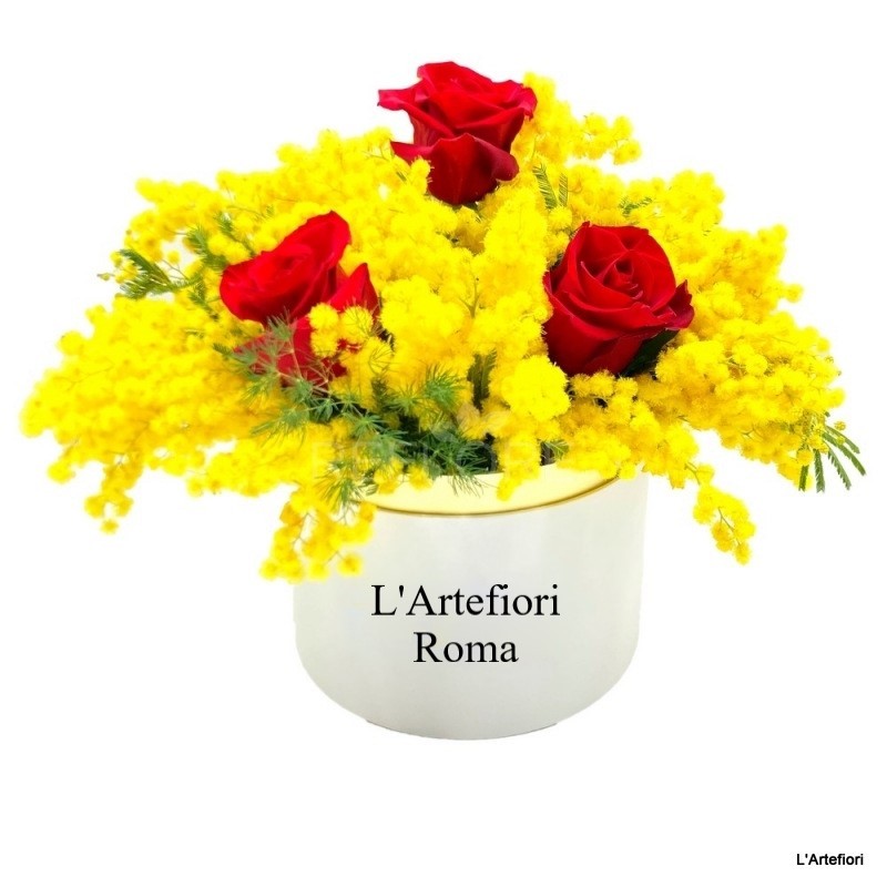 Buchet de flori într-un coș cu o mimoza zambile, ranunculus si lalele albe