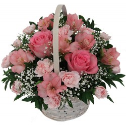 Composiciones de flores en una cesta por los tonos rosados
