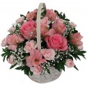 Composiciones de flores en una cesta por los tonos rosados