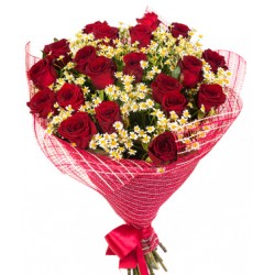 Bouquet con 18 rose rosse e margherite bianche