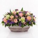 Panier avec des roses de l'eau fraîche