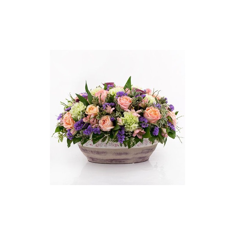 Panier avec des roses de l'eau fraîche