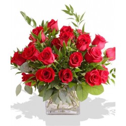 Скляний куб з 9 троянд сорту red naomi
