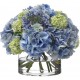 Composition romantique en verre avec des fleurs avec des tons délicats.