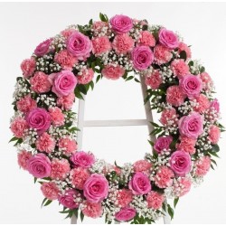 Corona di rose e fiori rosa di arredo 