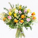 Buchet de lalele și iris albastru