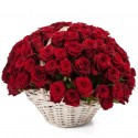Cento rose rosse in cesto