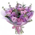 Viole a ciocche e rose rosa 
