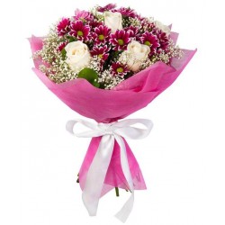 Ramo de flores con color de rosa, fucsia, rojo y lirios blancos --