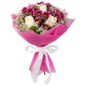 Ramo de flores con color de rosa, fucsia, rojo y lirios blancos --