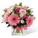 La composizioni proposta in vaso di vetro è un Bouquet con rose rosa,tulipani gerberine e-garofani rosa 