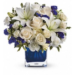 Composizione in vetro con una dozzina di rose bianche e fiori blu