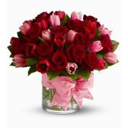 Composición de vidrio de los tulipanes y las rosas rojas