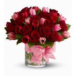 Compoziție-sticlă lalele si trandafiri rosii