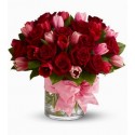 Composición de vidrio de los tulipanes y las rosas rojas