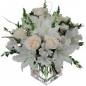 Composition de roses et de lilium blanc