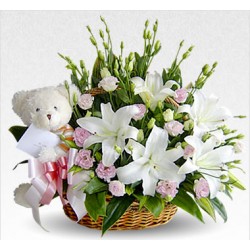 Combinación en una cesta con flores blancas 