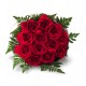 Grazioso bouquet di roselline rosse in felce di cuoio