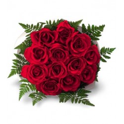 Grazioso bouquet di roselline rosse in felce di cuoio