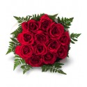 Grazioso bouquet di roselline rosse in felce di cuoio