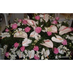 Perna de înmormântare de nuante de roz, cu anthuium,trandafiri roz și flori de mobilier