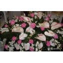 Cuscino funebre dai toni rosa con anthuium,rose rosa e fiori d'arredo