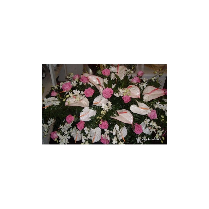 Cuscino funebre dai toni rosa con anthuium,rose rosa e fiori d'arredo