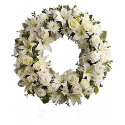 Corona funeraria de rosas y lirios blancos