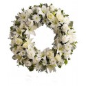 Corona funeraria de rosas y lirios blancos