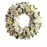 Corona funebre di rose e gigli bianchi