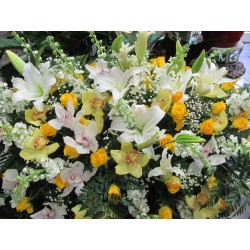 Perna de flori compus cu orhidee, galben,alb, orhidee,crini albi, trandafiri galbeni si flori complementare