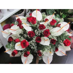 coussin de taille moyenne avec un anthurium et de roses rouges en vert complémentaires